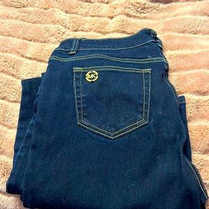 I’m selling theses unworn jeans. Because I don’t need them anymore.